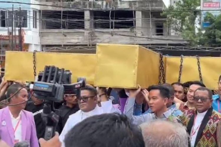 Beri Teladan Toleransi, Wapres Gibran Ikut Pikul Salib di Pawai Paskah Kupang