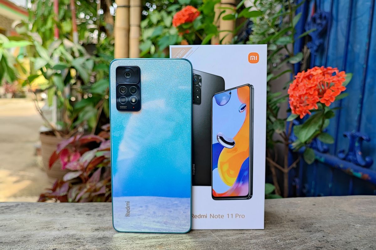 Redmi Note 11 Pro varian warna Star Blue beserta kotak kemasan versi ritel Indonesia.