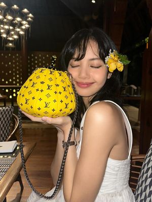 Lisa BLACKPINK kerap tampil dengan koleksi tas mewah, bahkan ada yang bernilai miliaran rupiah. Intip 7 pilihannya yang ikonik.