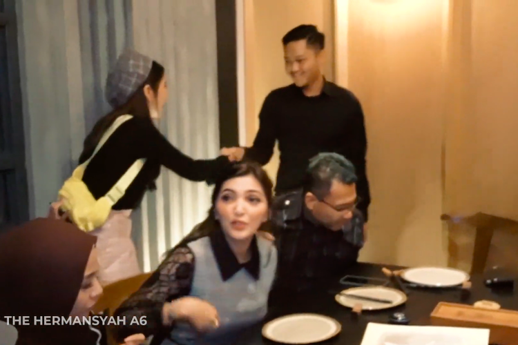 Tiara Anugrah bersalaman dengan Azriel Hermansyah pada acara makan malam kedua keluarga mereka.