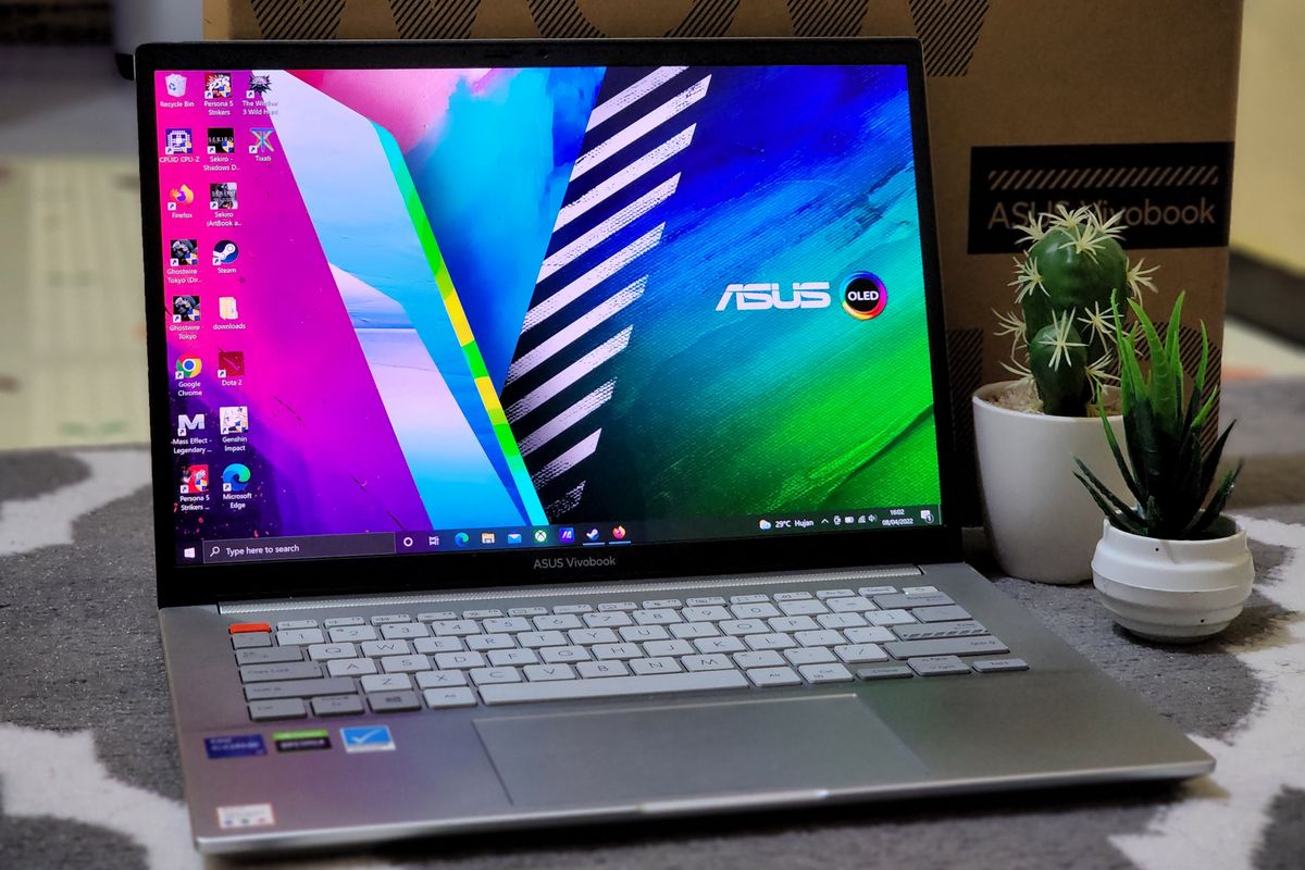 Tampilan laptop Asus Vivobook Pro 14X OLED. Layar laptop ini memiliki ukuran 14 inci dengan jenis panel OLED yang memiliki resolusi 2,8K (2880 x 1800 piksel). Bisa dilihat juga, papan ketik (keyboard) laptop ini  tampil mentereng dengan aksen warna ganda yang memberikan kesan futuristik. 