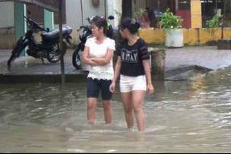 Warga Kampung Bintang, Pangkalpinang, sudah terbiasa tempat tinggalnya terendam banjir.