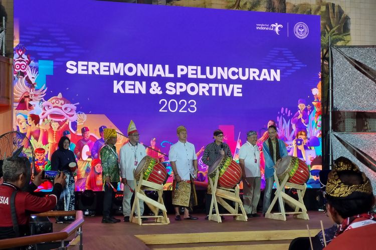 Momen penabuhan gendang oleh Menparekraf  Sandiaga Salahuddin Uno sebagai seremonial peluncuran KEN dan SPORTIVE 2023 di Theater Keong Mas TMII pada Sabtu (28/1/2023).