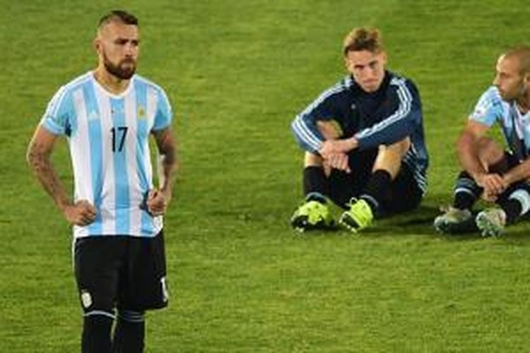 Nicolas Otamendi menerawang kosong, sementara Lucas Biglia dan Javier Mascherano duduk lesu seusai Argentina kalah dari Cile. 