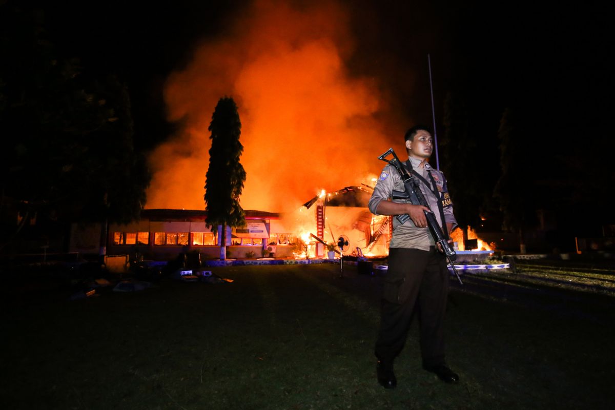Kebakaran di Rumah Tahanan Donggala, Sulawesi Tengah, Minggu (30/9/2018) pasca kerusuhan tahanan. Kerusuhan dipicu permintaan narapidana dan tahanan dibebaskan untuk menemui keluarga yang terkena musibah gempa tidak dipenuhi. Sekitar 100 tahanan dikabarkan melarikan diri.
