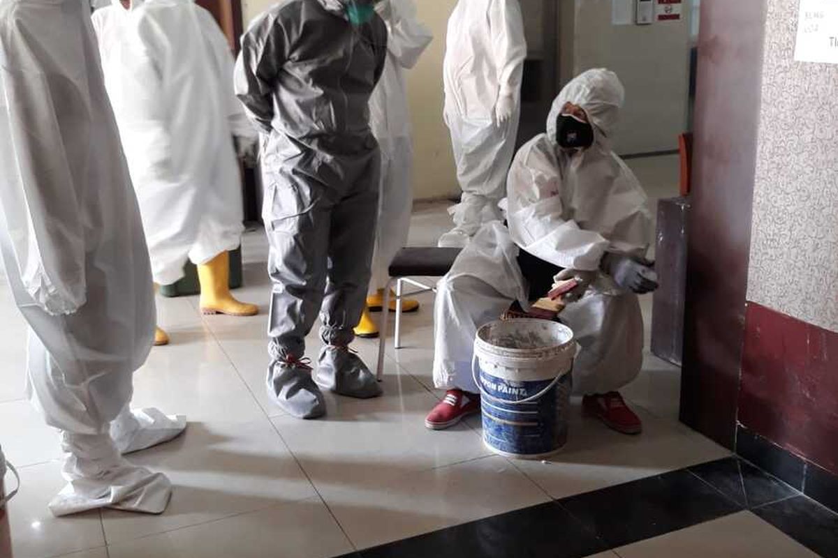 Sejumlah petugas nampak melakukan perbaikan gedung di Hotel Asrama Haji Sukolilo, Surabaya, setelah salah satu pasien Covid-19 mengeluhkan fasilitas dan kondisi di tempat karantina Covid-19 terpusat itu, Selasa (1/2/2022).