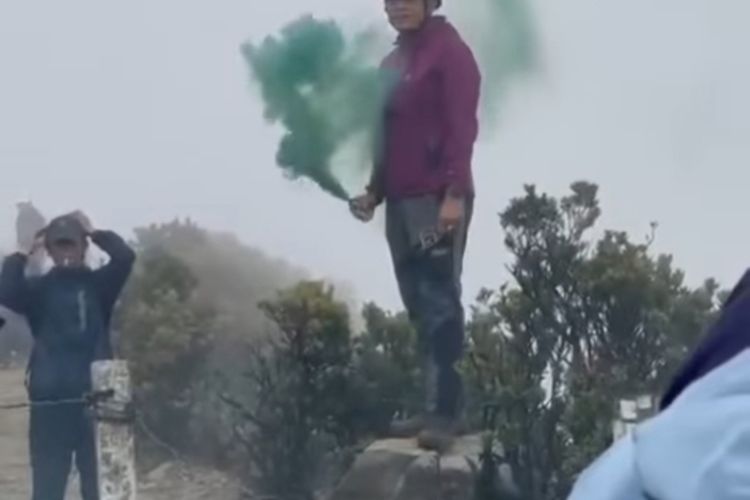Sebuah unggahan video yang memperlihatkan aksi pendaki menyalakan smoke bom di atas Puncak Gunung Gede Pangrango, Jawa Barat, viral di media sosial. Video tersebut diunggah di akun Instagram @gedepangrango.ku pada Kamis (23/2/2023).