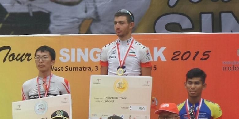 Tiga pebalap yang fini paling cepat pada etape kelima Tour de Singkarak berpose di atas podium, Rabu (7/10/2015).