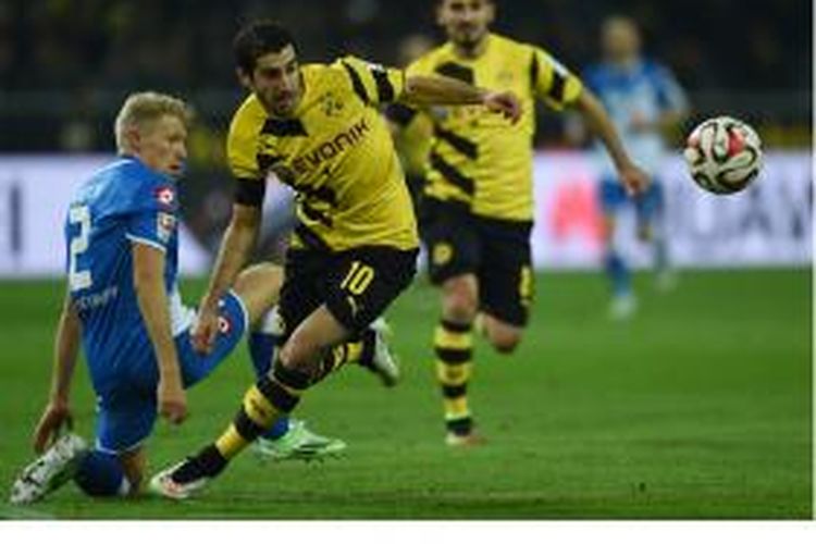 Gelandang Borussia Dortmund, Henrikh Mkhitaryan dan bek Hoffenheim, Andreas Beck (kiri), berebut bola dalam laga Bundesliga di Signal Iduna Park, Jumat (5/12/2014).