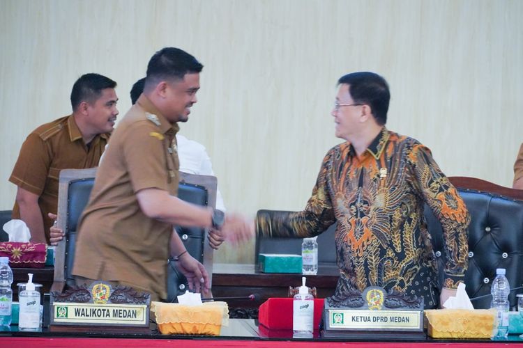 Wali Kota (Walkot) Medan Bobby Nasution saat menghadiri Rapat Paripurna dalam rangka Penyampaian Tanggapan Kepala Daerah terhadap Pemandangan Umum Fraksi-Fraksi DPRD Medan atas Rancangan Peraturan Daerah (Ranperda) Kota Medan tentang Pajak dan Retribusi Daerah, Selasa (20/6/2023).
