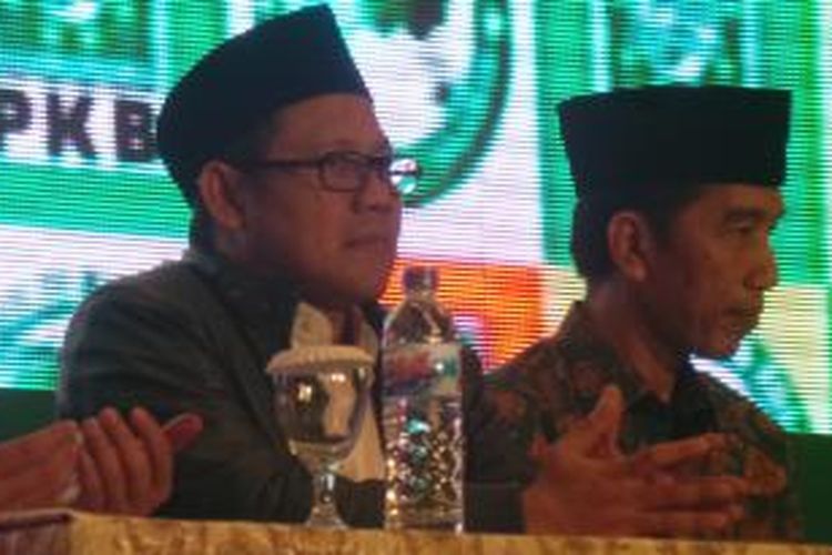 Ketua Umum Partai Kebangkitan Bangsa Muhaimin Iskandar (kiri) dan presiden terpilih Joko Widodo (kanan) menghadiri Muktamar PKB di Surabaya, Minggu 931/8/2014) malam.