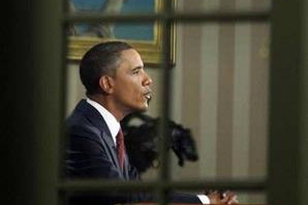 Presiden AS Barack Obama tampak dari sisi jendela Oval Office saat ia menyampaikan pidato soal berakhir misi tempur AS di Iraq di Gedung Putih, Washington, 31 Agustus 2010