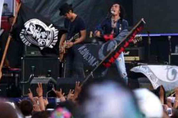 Slank tampil dalam 'Konser Perbatasan' yang digelar di Lapangan Simpang Lima, Atambua, Belu, Nusa Tenggara Timur (NTT), Selasa (31/5/2016) sore.