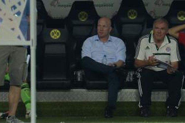 Manajer Bayern Muenchen, Mathias Sammer (kiri), ketika menyaksikan laga Bayern vs Borussia Dortmund