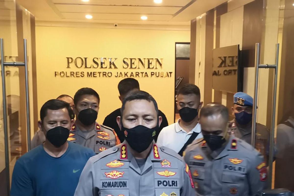 Kapolres Metro Jakarta Pusat Kombes Komarudin memberikan penjelasan terkait penangkapan pelaku pembunuhan di sebuah kamar hotel di Jalan Kramat Raya, Senen, Jakarta Pusat di Mapolsek Senen, Senin (25/7/2022).