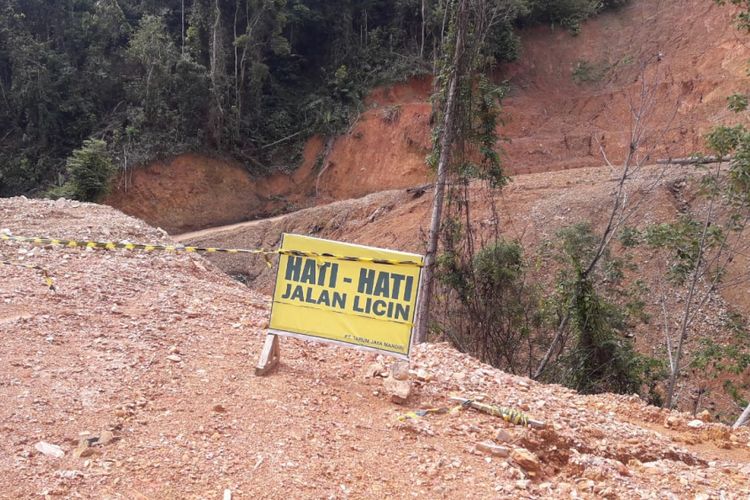 Kondisi jalan perbatasan Indonesia-Malaysia di Kalimantan Utara.