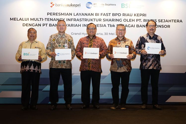 Penandatanganan kerja sama implementasi BI Fast antara Bank Riau Kerpri, Rintis Sejahtera, dan BSI