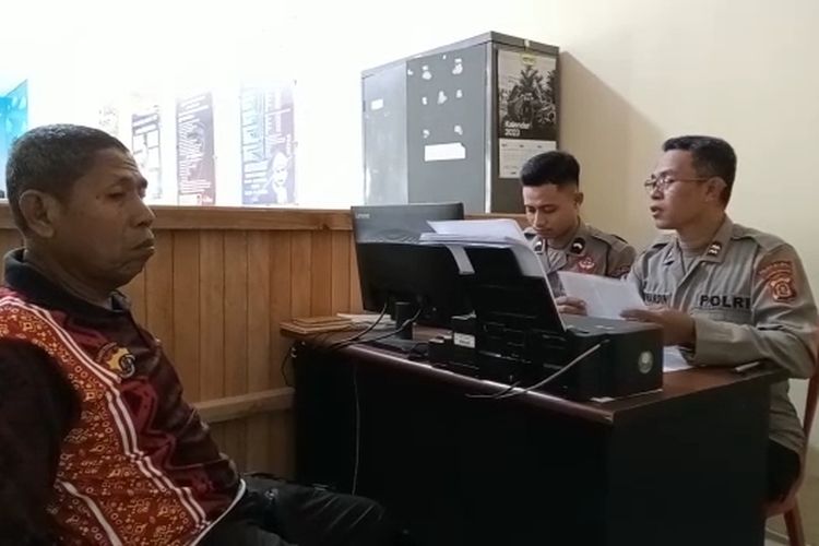 BAUBAU, KOMPAS.com – Seorang polisi yang bertugas di Polsek Sampolawa, Kabupaten Buton Selatan, Sulawesi Tenggara, Aiptu La Ode Maju, diduga ditipu oleh seorang oknum perwira polisi inisial Iptu AW dan seorang oknum ASN inisial YHM.