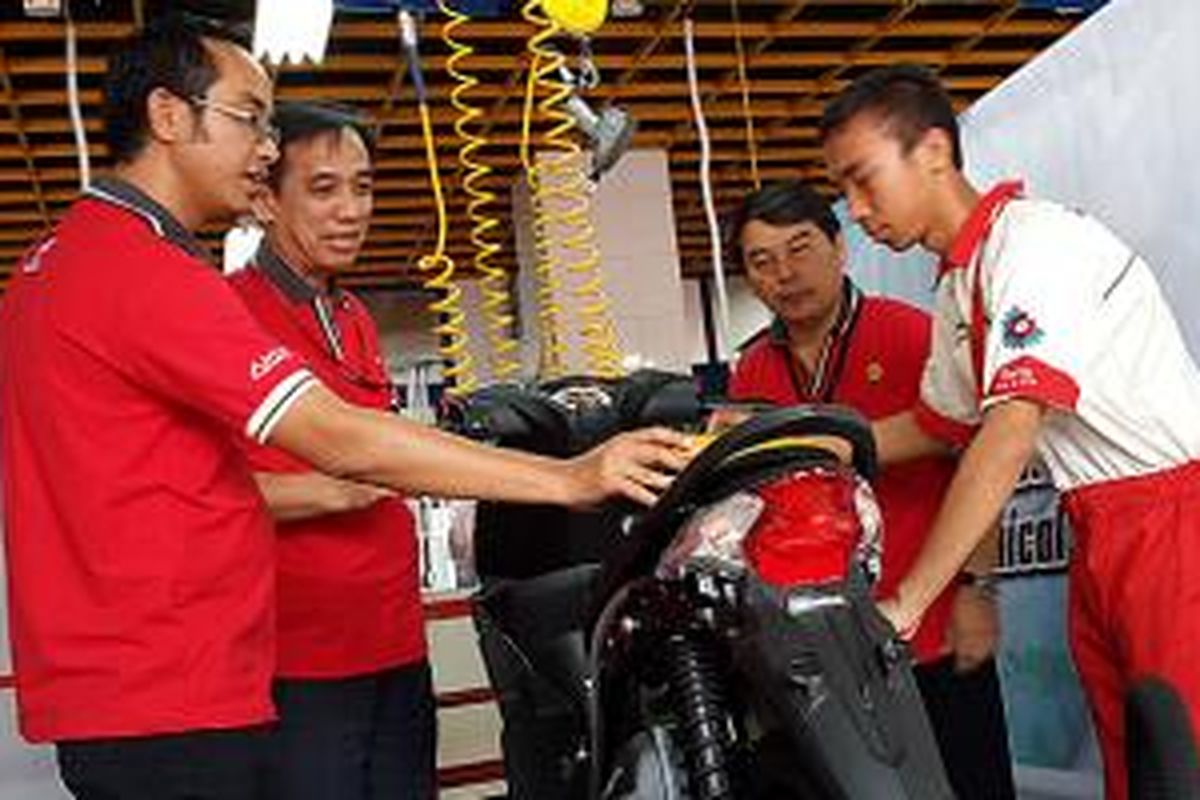 Manajemen Astra Honda Motor mengamati siswa yang sedang praktik