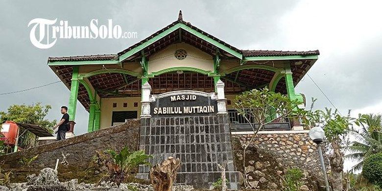 Masjid Tiban Gunung Cilik, sekarang dikenal menjadi Masjid Sabiilul Mutttqin itu terletak di Dusun Pakem, Desa Sumberagung, Pracimantoro, yang berbatasan dengan Kabupaten Gunung Kidul. 
