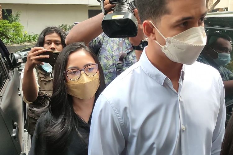 Selebgram Rachel Vennya dan dua tersangka lain dalam kasus kabur karantina memenuhi panggilan pemeriksaan di Polda Metro Jaya, Senin (8/11/2021).