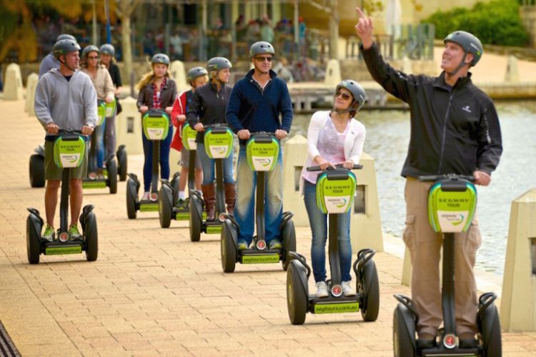 Kendaraan Segway bisa dijadikan alternatif wisatawan untuk menikmati kota Perth.