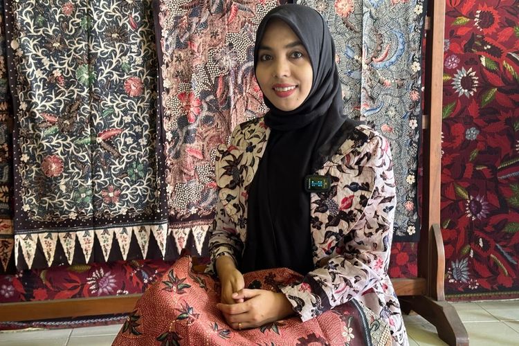 Batik dengan wangi layaknya aromaterapi mungkin belum familiar bagi sebagian masyarakat Indonesia. Produk batik dengan wangi aromaterapi muncul dari sosok pemilik Al-Warits, Warisatul Hasanah (34). Warits, sapaan perempuan lulusan STIE Perbanas Surabaya tersebut membuat inovasi batik aromaterapi untuk memasarkan batik produksi para perajin dari Pulau Madura.