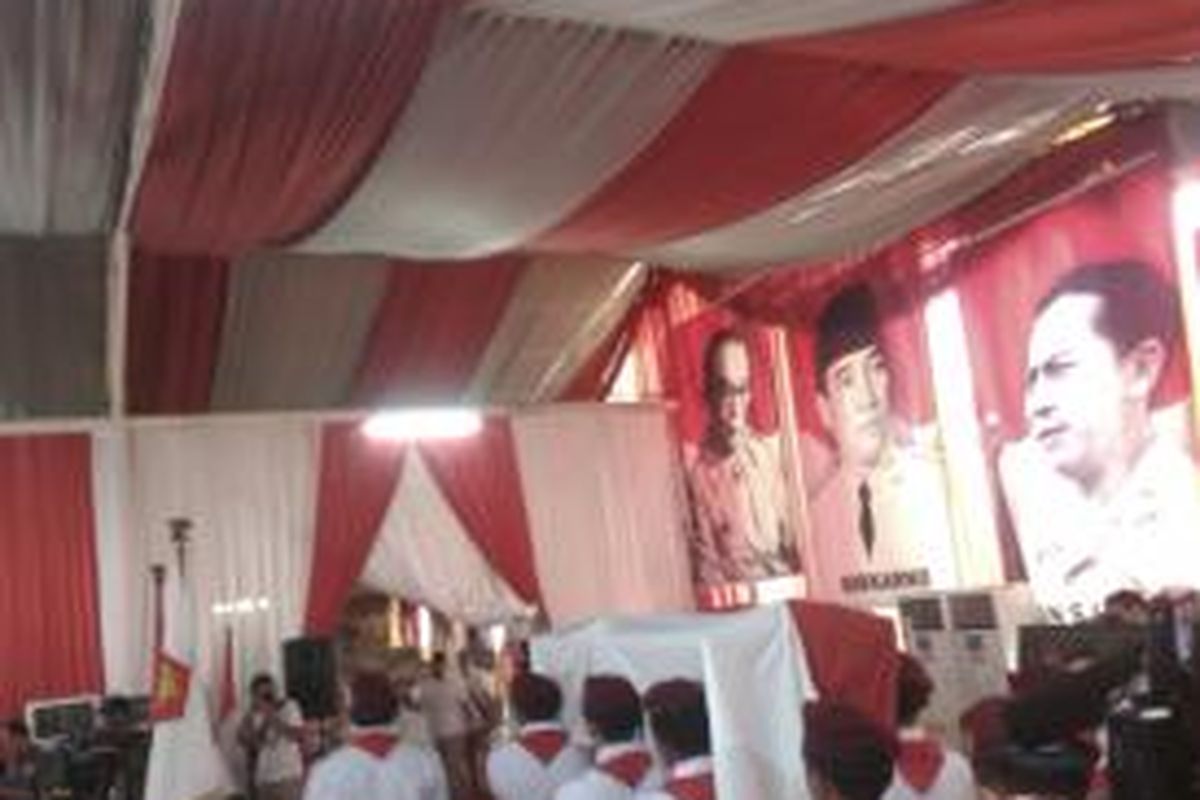 Jenazah Ketua Umum Gerindra Suhardi saat akan diberangkatkan ke Yogyakarta dari DPP Partai Gerindra, Jalan Harsono RM, Ragunan, Jakarta Selatan, Jumat (29/8/2014).