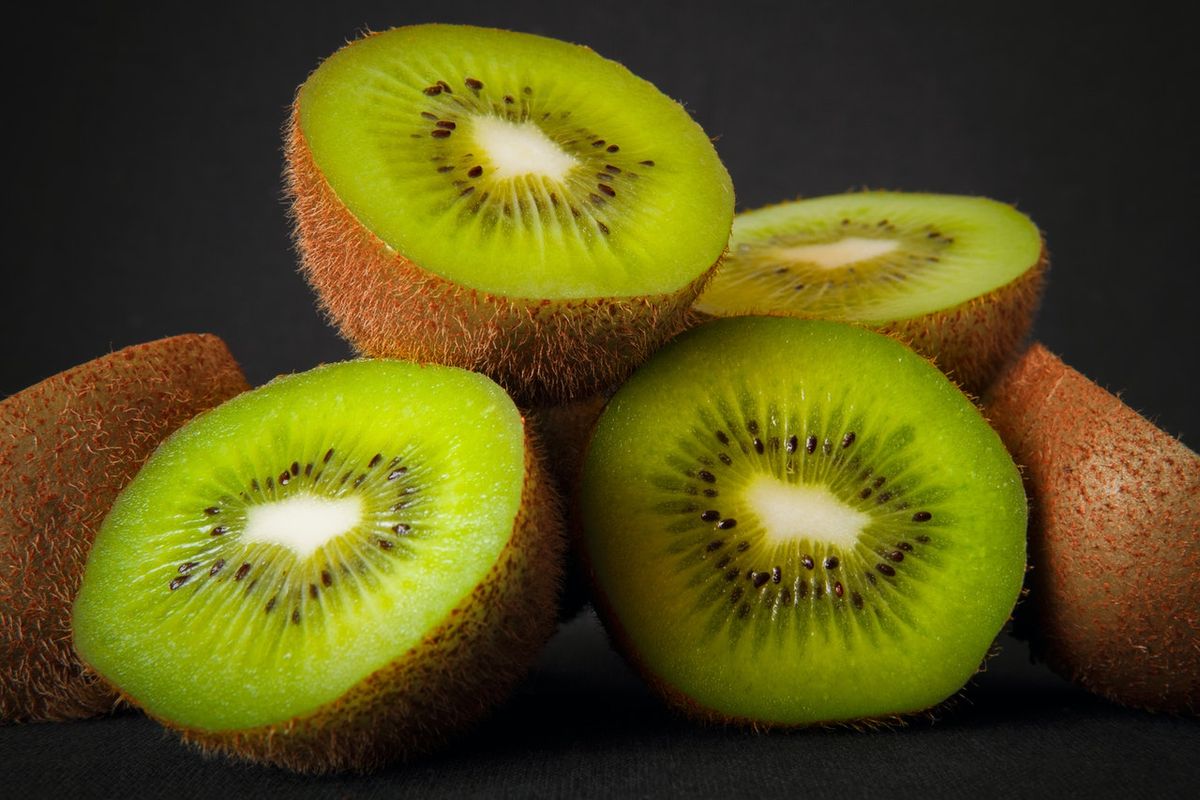 Buah kiwi merupakan sumber vitamin C dan serat. Banyak manfaat yang bisa Anda dapatkan dari makan buah kiwi, seperti mengontrol berat badan.