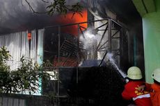 Petugas Masih Berusaha Padamkan Api di Lantai 3 Pasar Senen