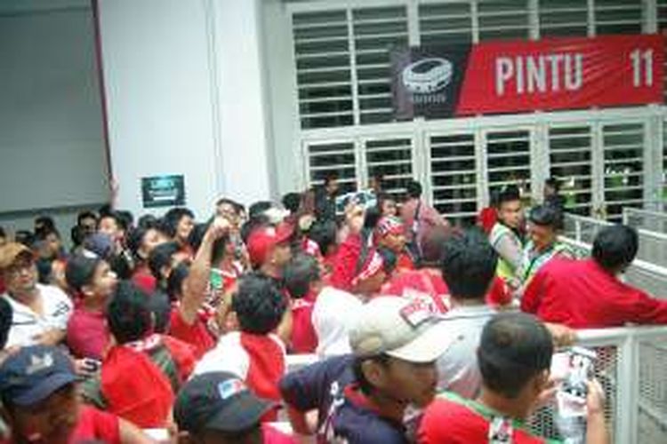 Sejumlah suporter timnas Indonesia tertahan dan tak bisa masuk ke dalam stadion, Rabu (14/12/2016).