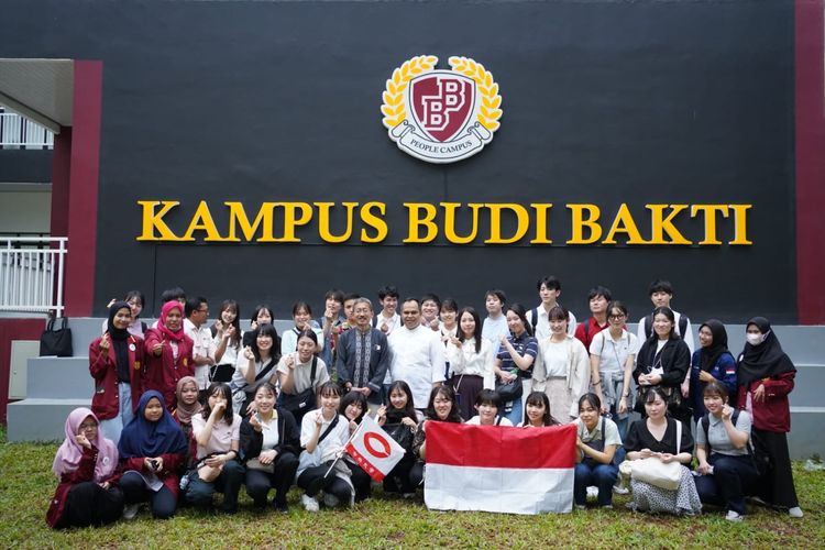 Kunjungan mahasiswa Chuo University Tokyo, Jepang, ke Kawasan Zona Madina Dompet Dhuafa untuk bertukar pengalaman mengenai pengelolaan pemberdayaan masyarakat berbasis Ziswaf, Bogor, Senin (30/1/2023).