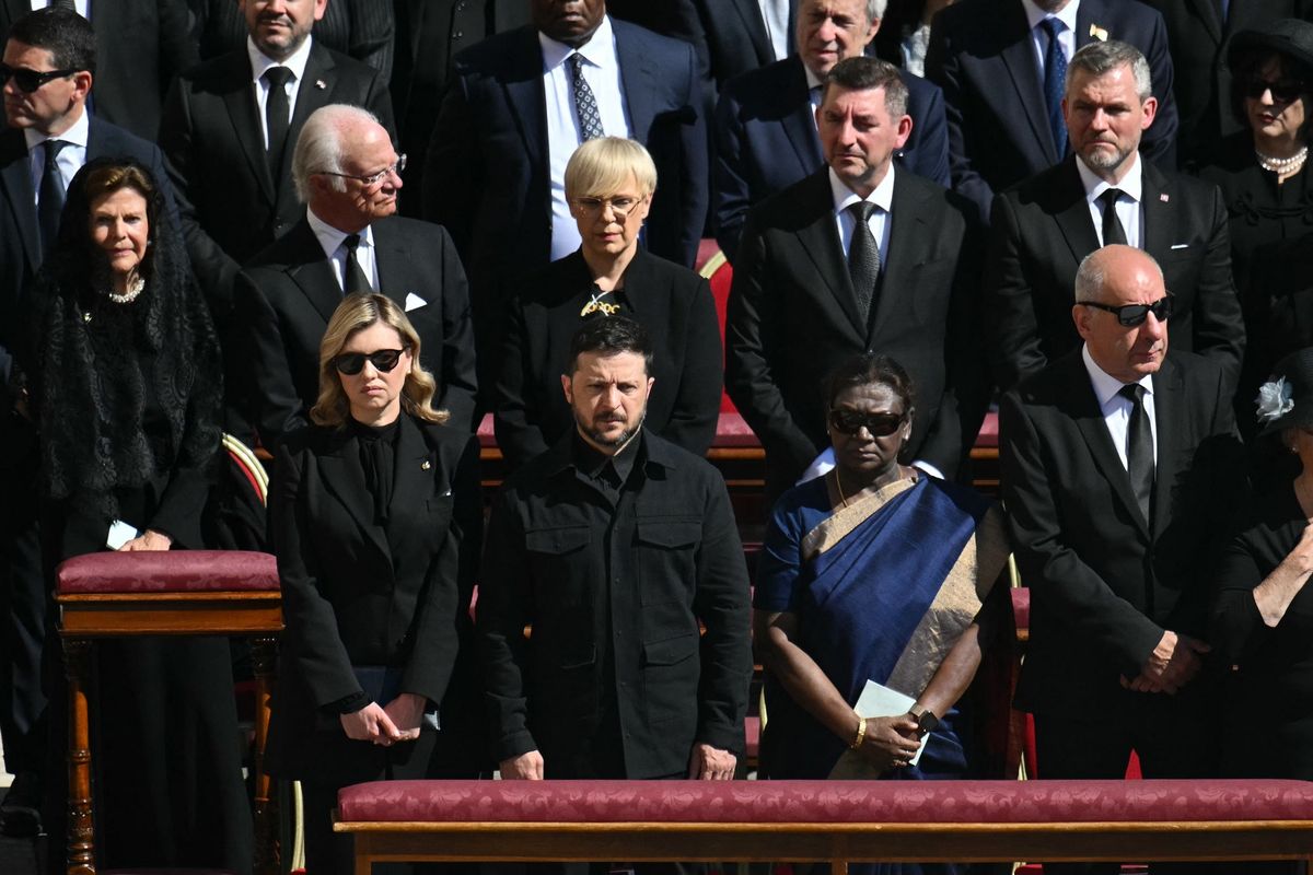 Presiden Ukraina Volodymyr Zelensky (tengah) bersama istrinya, Olena Zelenska (kiri) saat menghadiri pemakaman Paus Fransiskus di Lapangan Santo Petrus, Vatikan, Sabtu (26/4/2025).