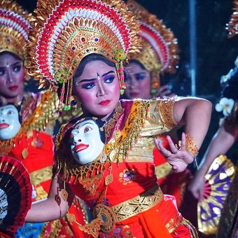 Grup tari Surya Gamelan saat tampil pada acara Malam Budaya Indonesia di Yunani pada Rabu, 10 Juli 2019