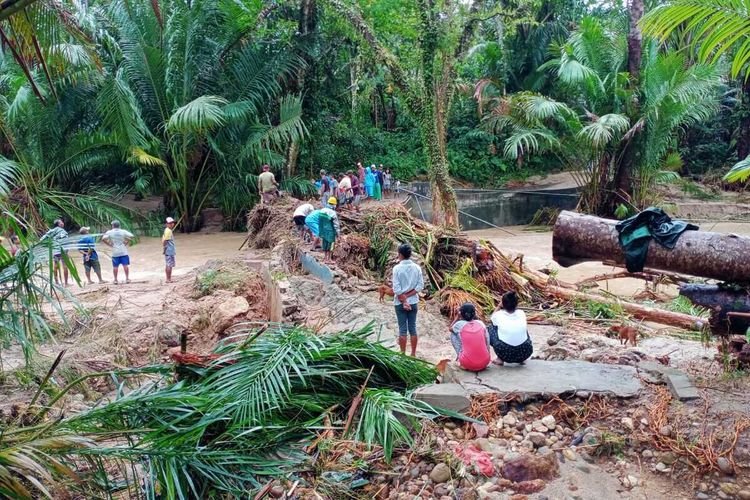 Banjir bandang menerjang desa Haruku, Kecamatan Pulau Haruku, Kabupaten Maluku Tengah, Sabtu (30/7/2022). Akibat musibah itu ratusan rumah warga rusak