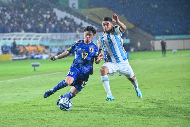 Pemain Timnas U17 Jepang Shitaro Shibata berusaha melewati adangan pemain Timnas U17 Argentina Octavio Ontivero dalam pertandingan kedua Grup D Piala Dunia U17 2023 Indonesia, antara Jepang vs Argentina, Selasa (14/11/2023) di Stadion Si Jalak Harupat, Soreang, Kabupaten Bandung. 