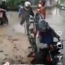 Viral, Video Emak-emak Masuk Gorong-gorong Saat Lintasi Banjir di Riau