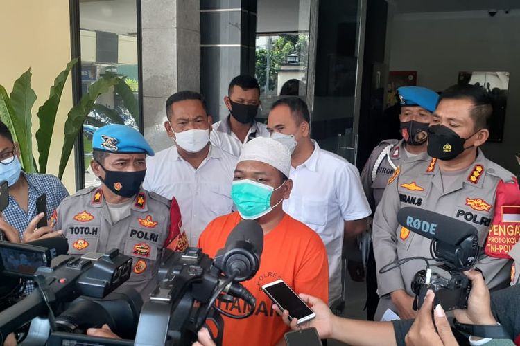 AI (44), tersangka kasus hoaks babi ngepet di Bedahan, Sawangan, Depok, kini ditahan Polres Metro Depok.
