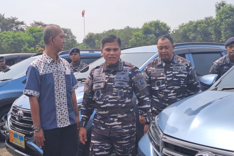 Kepala Staf Angkatan Laut (KSAL) Laksamana Muhammad Ali saat meninjau kendaraan dinas baru untuk para komandan TNI AL di Mabesal, Jakarta Timur, Jumat (6/10/2023). 