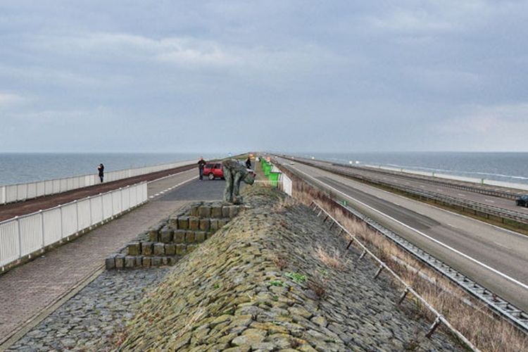 Afsluitdijk yang memisahkan Laut Wadden dan Danau IJssel di Belanda.