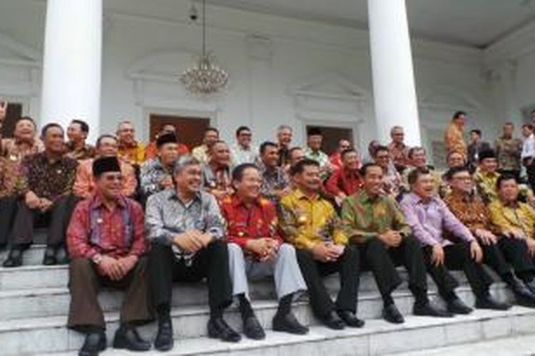 Presiden Joko Widodo dan Wakil Presiden Jusuf Kalla ketika bersama para gubernur di Istana Bogor