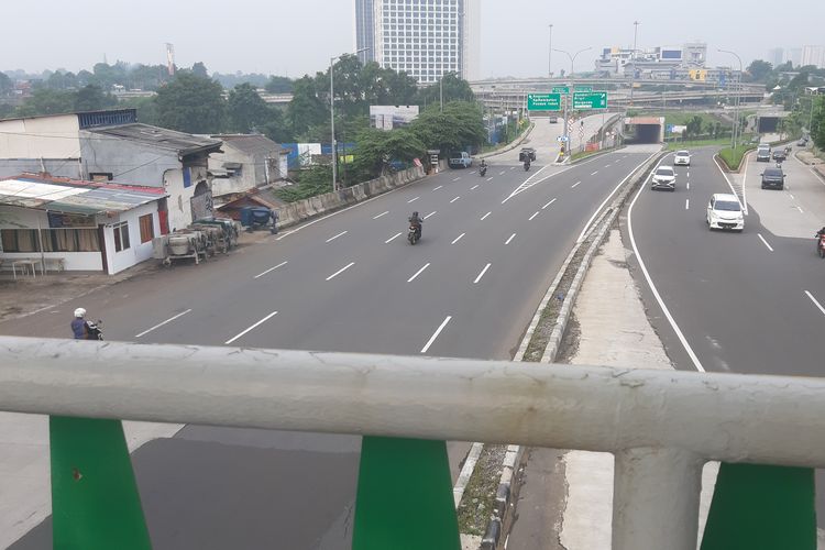 Pemandangan Simpang Susun Tol Desari dari atas JPO SDN Cilandak Barat 15 Pagi, Jakarta Selatan. Disadari atau tidak, keberadaan ruas tol perkotaan membuat aktivitas berjalan kaki menjadi kurang nyaman, bahkan untuk menempuh dua lokasi yang sebenarnya sangat berdekatan.