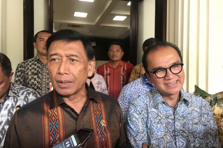 Menteri Koordinator Bidang Politik, Hukum, dan Keamanan (Menko Polhukam) Wiranto bertemu dengan Duta Besar Indonesia untuk Selandia Baru Tantowi Yahya, di Kantor Kemenko Polhukam, Jakarta Pusat, Jumat (25/1/2019). 