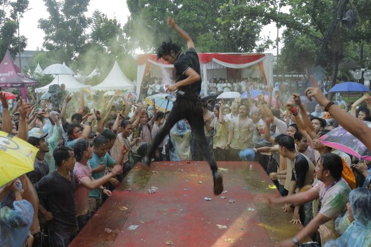 Aksi The Changcuters saat menghibur karyawan Kompas Gramedia di parkir Kompas Gramedia, Palmerah, Jakarta, Kamis (8/2/2018).