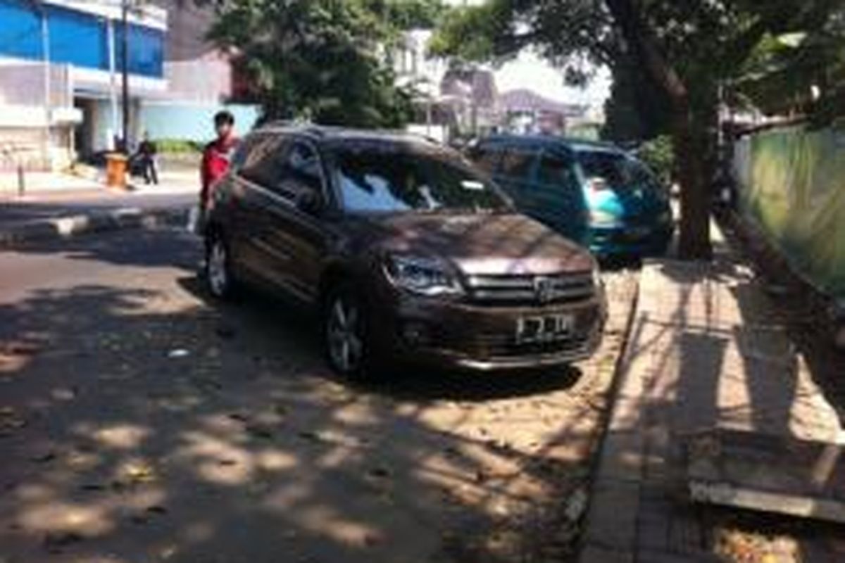 Mobil yang digembosi petugas Dinas Perhubungan DKI Jakarta di Jalan Bulungan 1, Jakarta Selatan, Rabu (17/9/2014).