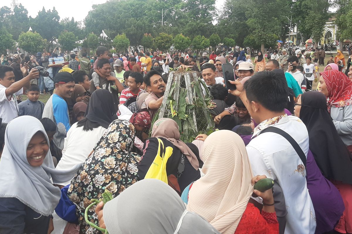 Rebutan gunungan hasil bumi dalam Harjalu 768 di Alun-alun Lumajang