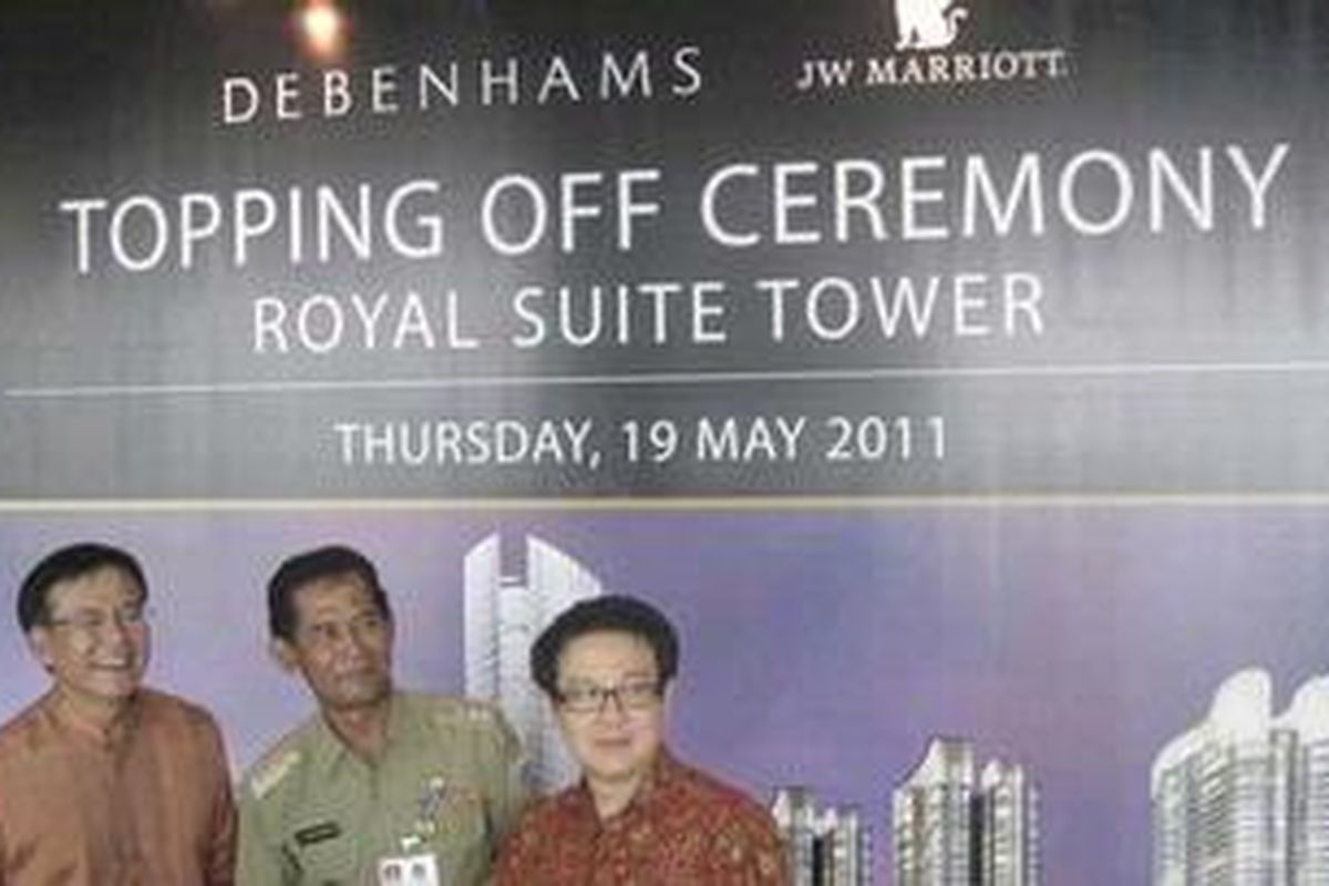 Dari kiri ke kanan: Ivan Setiawan Budiono (CEO Housing & Land PT Lippo Karawaci Tbk), Drs. H. Burhanuddin MM (Walikota Jakarta Barat) dan Budhi Gozali (Direktur The St. Moritz Penthouses & Residences) bersama-sama menekan tombol sirene penanda simbolis topping off menara apartemen The Royal Suite Tower  The St. Moritz Penthouses & Residences, Puri Indah, CBD Jakarta Barat. Menara apartemen The Royal Suite Tower   The St. Moritz Penthouses & Residences terdiri dari 37 lantai dan meliputi 227 unit dan seluruh unit sudah terjual habis