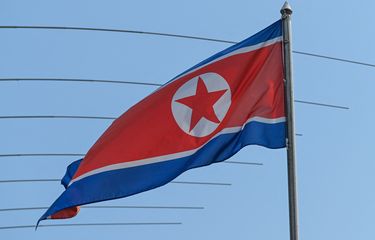 Bendera Korea Utara berkibar di Kedutaan Besar Korut di Kuala Lumpur, Malaysia, pada Jumat (19/3/2021).