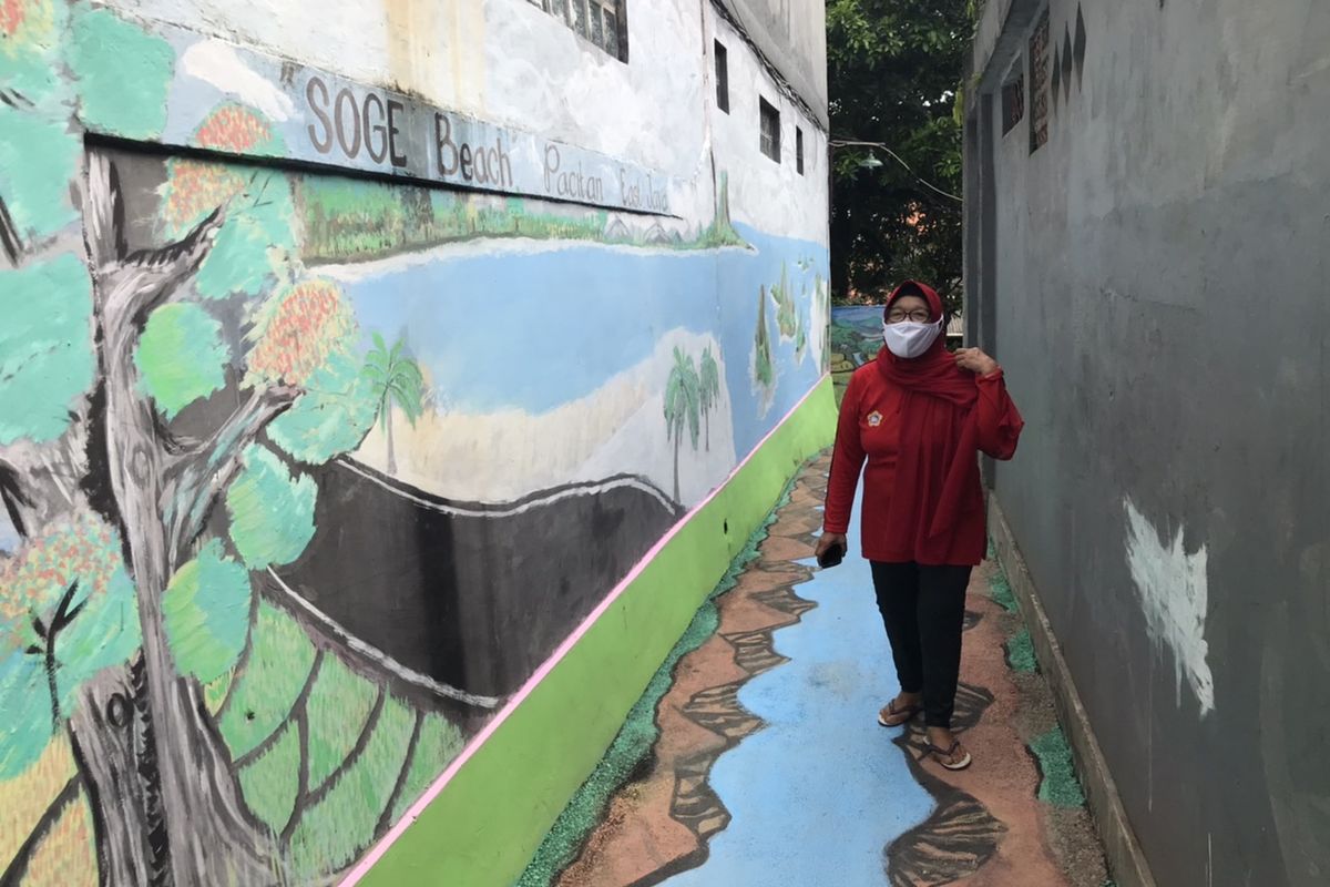 Mural-mural terlihat di jalan-jalan maupun tembok rumah warga RW 08 di Kelurahan Lenteng Agung, Jagakarsa, Jakarta Selatan, Rabu (16/12/2020) siang.