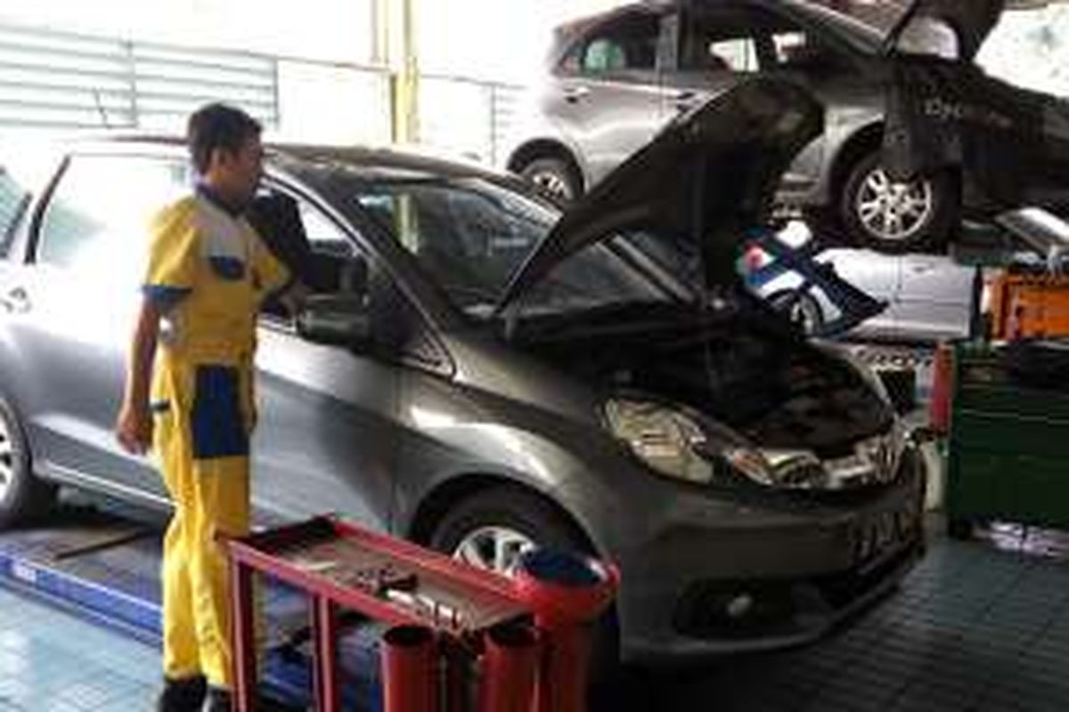 Servis di bengkel resmi secara berkala